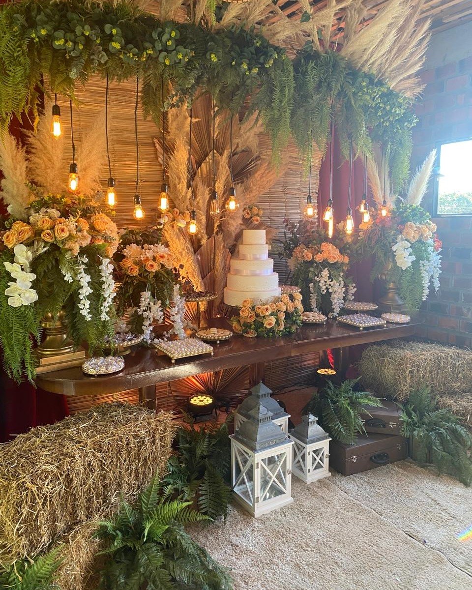 Mesa do bolo com flores